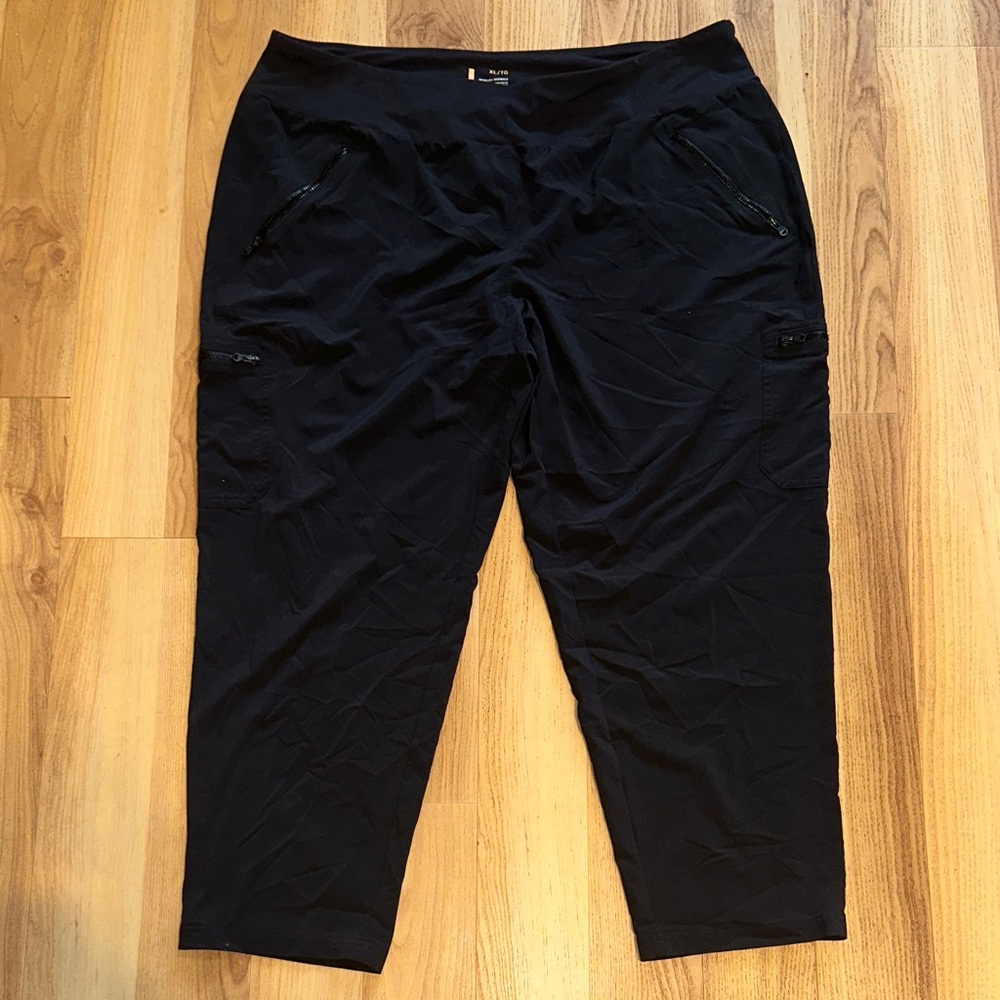 Lucy Women's Dark Capris with Zippered Pockets